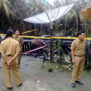 Camat Tungkal Ilir Mengunjungi Lokasi Kebakaran RT.09 Parit Gantung Desa Tungkal I  Kecamatan Tungkal Ilir