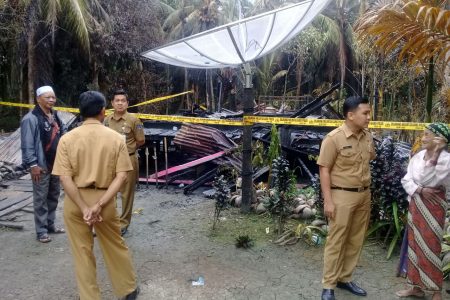 Camat Tungkal Ilir Mengunjungi Lokasi Kebakaran RT.09 Parit Gantung Desa Tungkal I  Kecamatan Tungkal Ilir
