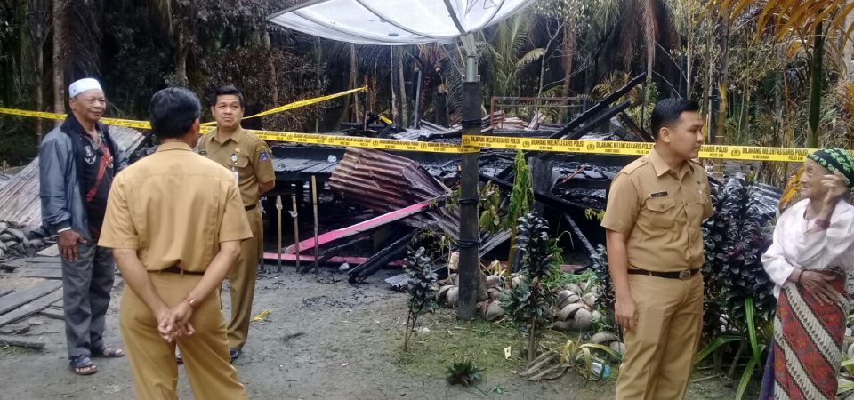 Camat Tungkal Ilir Mengunjungi Lokasi Kebakaran RT.09 Parit Gantung Desa Tungkal I  Kecamatan Tungkal Ilir