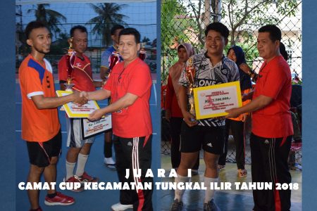 Camat Serahkan Piala dan Uang Pembinaan Kepada Pemenang Camat Cup Kecamatan Tungkal Ilir Tahun 2018